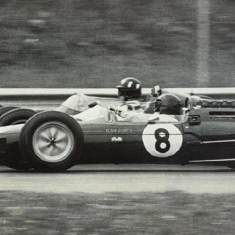 En bagarre avec Graham Hill, à noter la finesse de la Lotus 25 par rapport à la B.R.M...